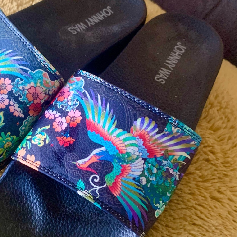JOHNNY WAS slides size 7, like new! Cushioned band across foot.